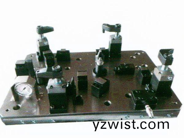 齒輪室罩蓋液(ye)壓裌具